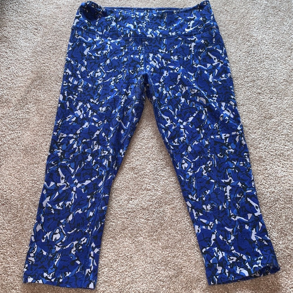 NIKE Capri Leggings